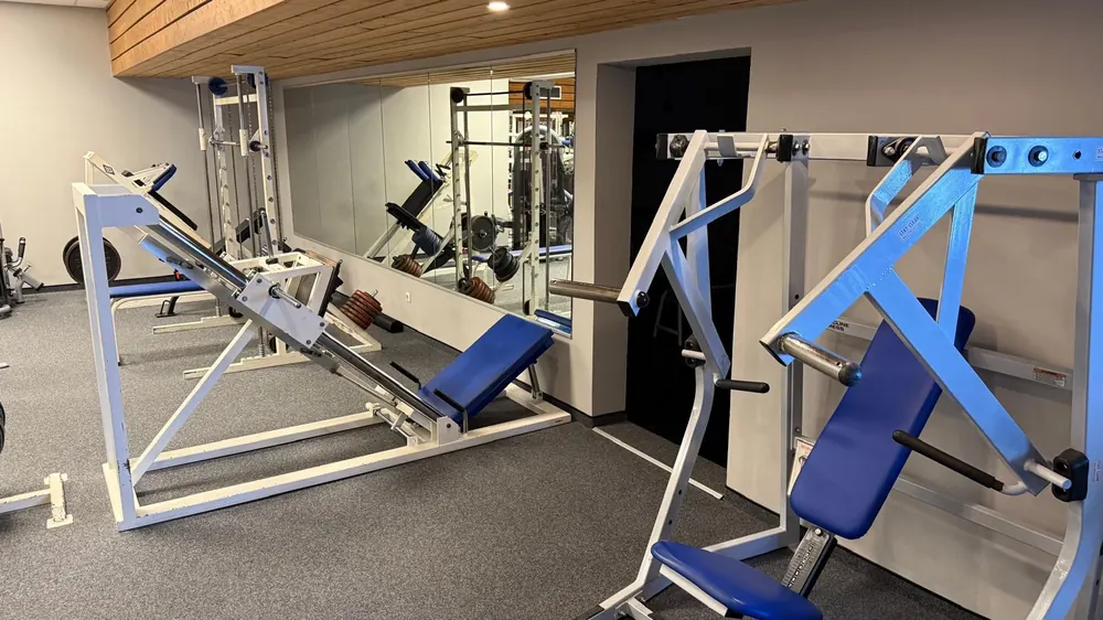 Beinpresse und Brustpresse nebeneinander