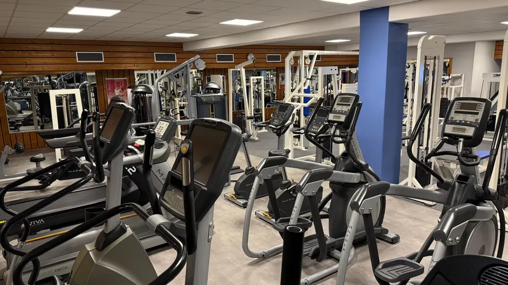 Cardiobereich mit Laufbändern und Crosstrainern