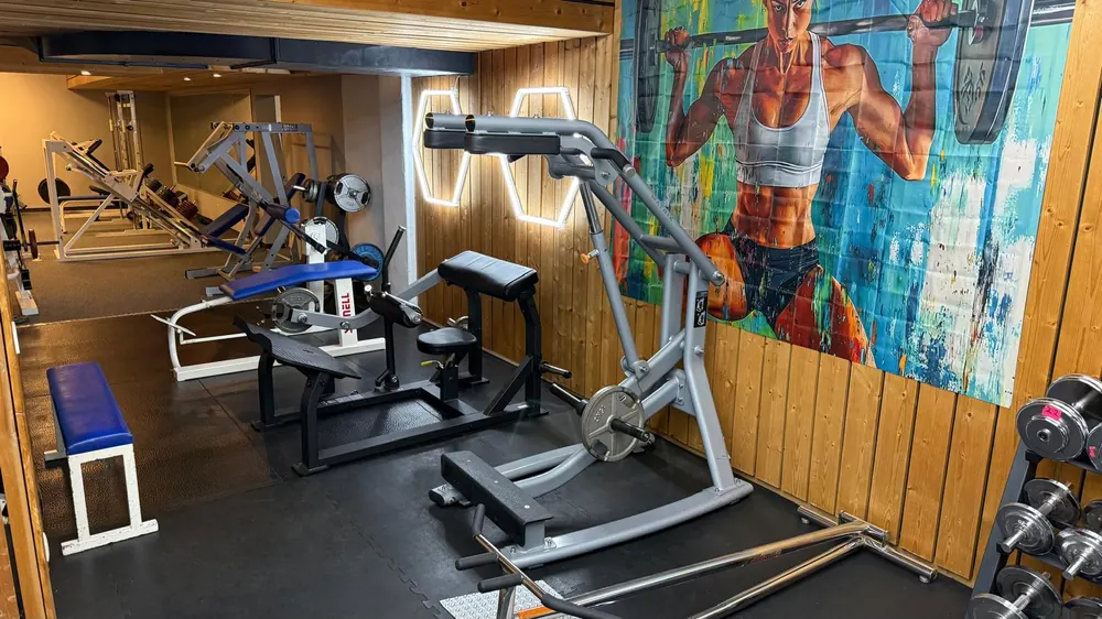 Hip-Thrust-Station vor einem bunten Wandbild
