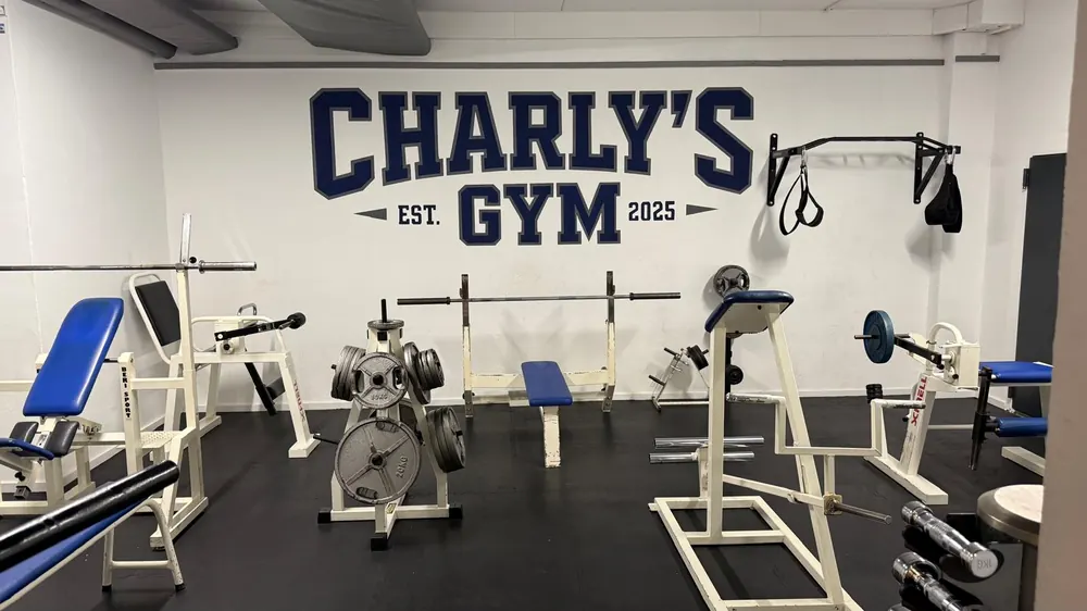 Das gemalte Logo von Charly's Gym über der Trainingsfläche