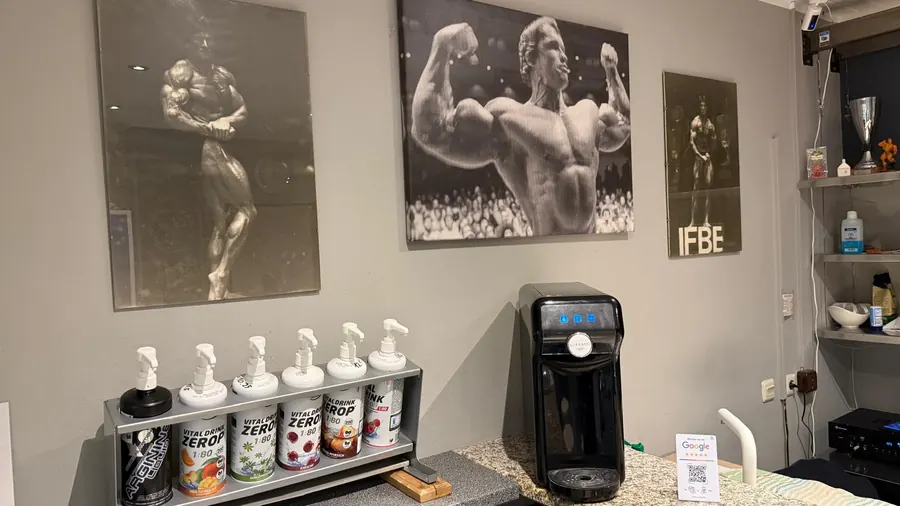 Die Theke mit Getränken und Bodybuilding-Postern