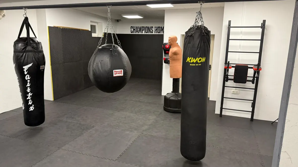 Der Kampfsportbereich mit Sandsäcken und Boxbirne
